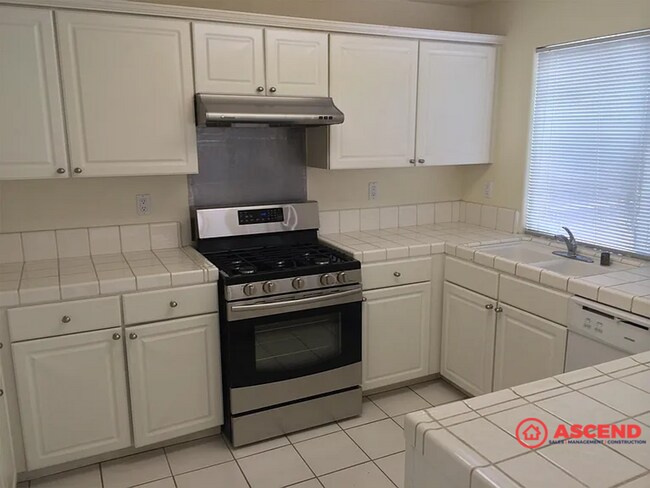 Building Photo - Beautiful 4 bedroom Two-Story Home!