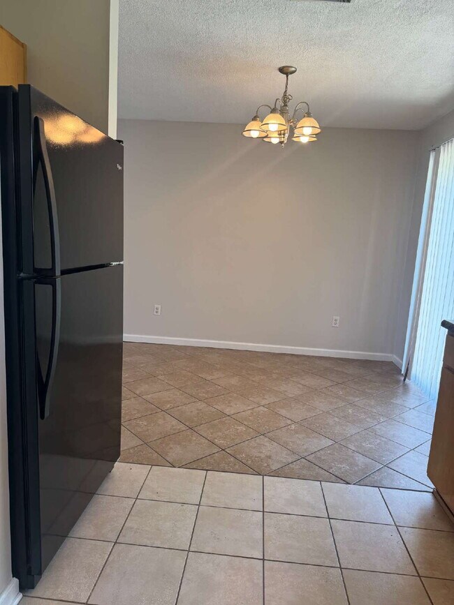 Building Photo - "Coastal Comfort Awaits: Charming 2-Bed, 2...