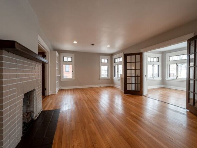 Building Photo - 319 W Hutchinson Ave