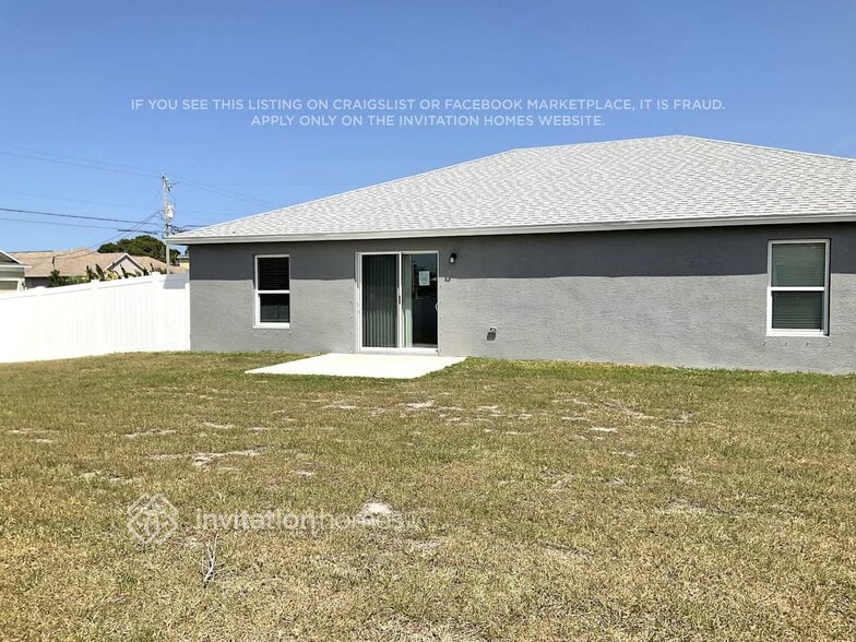 Building Photo - 3802 SW Daisy St