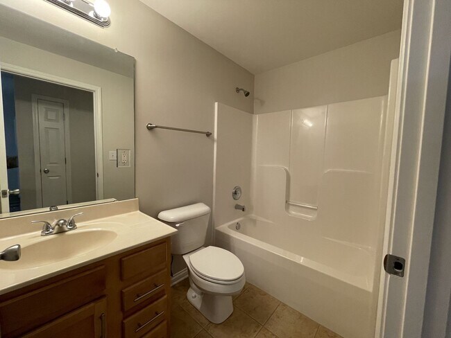 Building Photo - Beautiful 2 Bedroom Condo off of Shelbyvil...