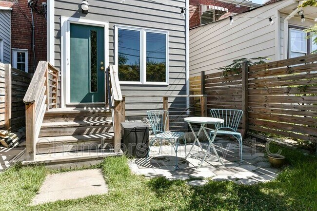 Building Photo - 509 E Luray Ave