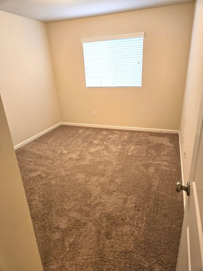 Building Photo - Excellent Location!  Like new built 2017 -...