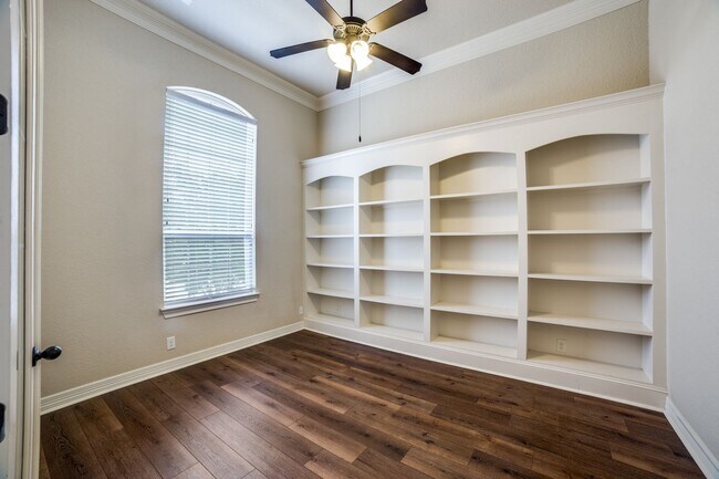 Building Photo - GORGEOUS 4-BEDROOM IN BELTERRA