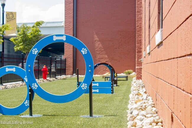 Building Photo - 601 E Main St