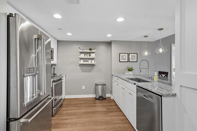 Building Photo - 300 S Duval St