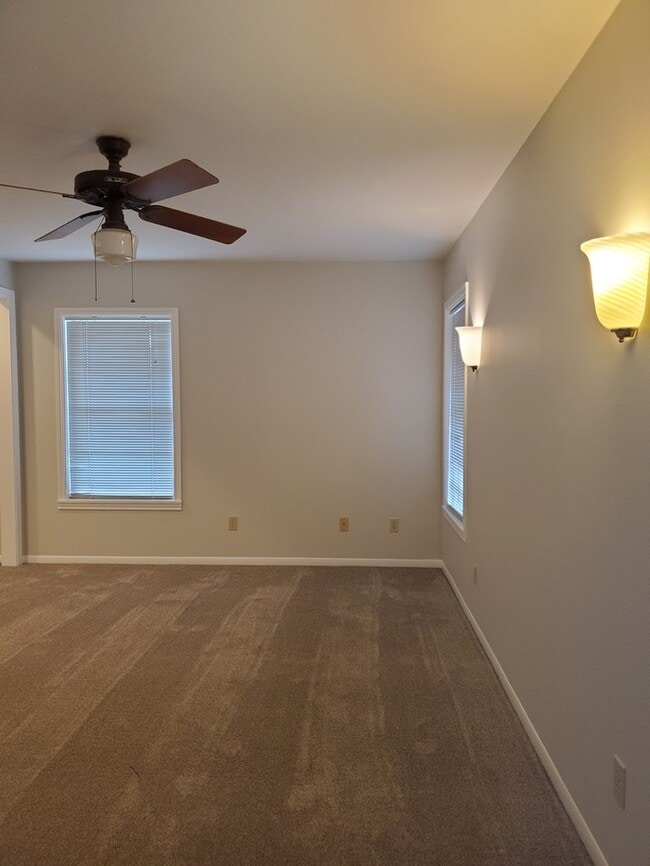 Building Photo - 2301 N Parkwood Dr