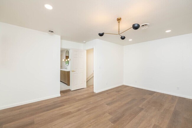 Building Photo - 884 Shrewsbury Ln