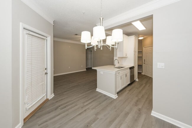 Building Photo - 1 Bedroom 1 Bath Condo in Southampton Pointe - Mt. Pleasant