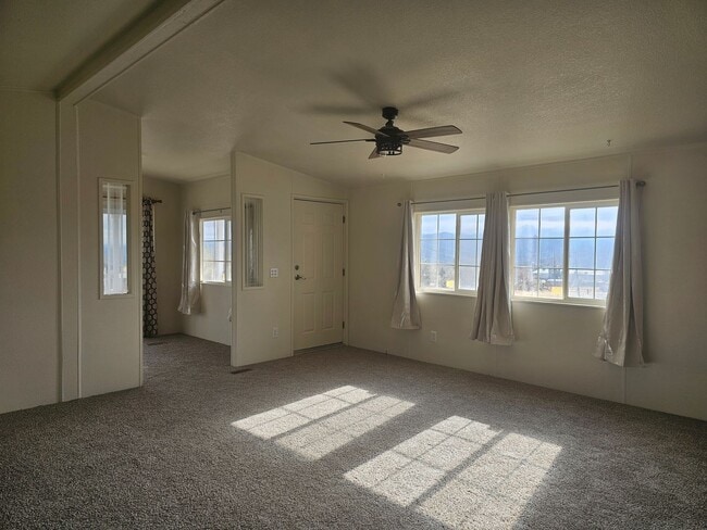 Building Photo - Like New 3 Bedroom On Acre Plus in Moundhouse