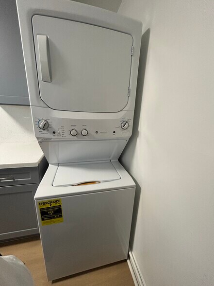 Building Photo - 574 W Hedding St