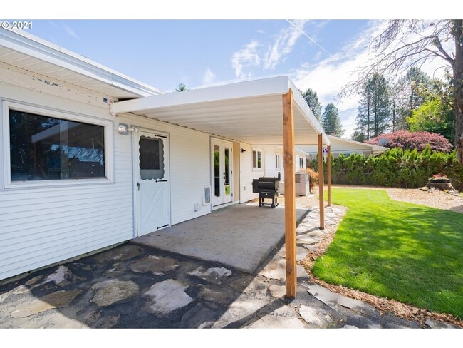 Building Photo - Gorgeous 3 Bedroom Remodel in Highly Desir...