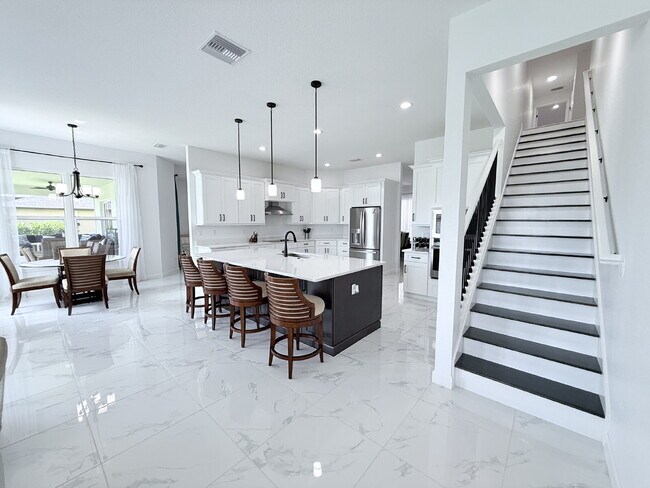 Building Photo - 5 Bedroom and 6 Bathroom, Lake view House