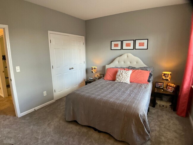 Building Photo - Meticulously maintained 3 bed, fenced yard...