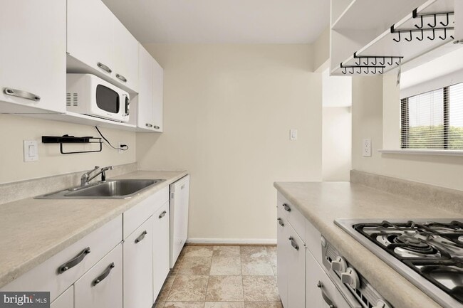 Building Photo - 4390 Lorcom Ln