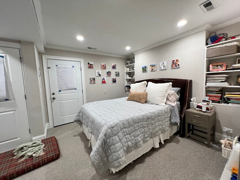 Building Photo - 3616 N Bosworth Ave