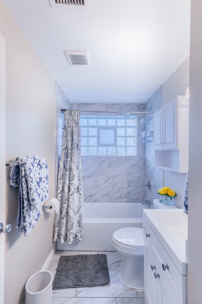 Building Photo - 7739 Peach Tree Ln