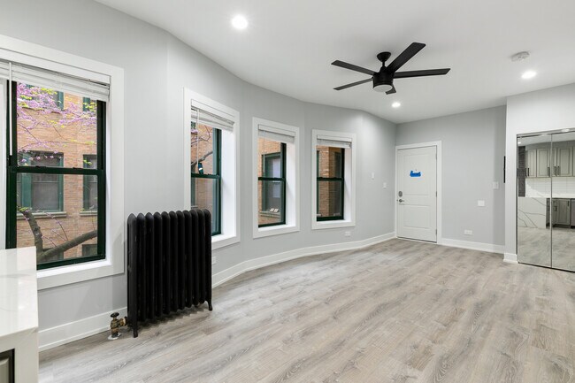 Building Photo - 7738 N Eastlake Terrace