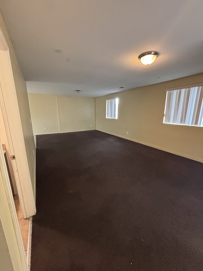 Building Photo - 616 E 84th Pl