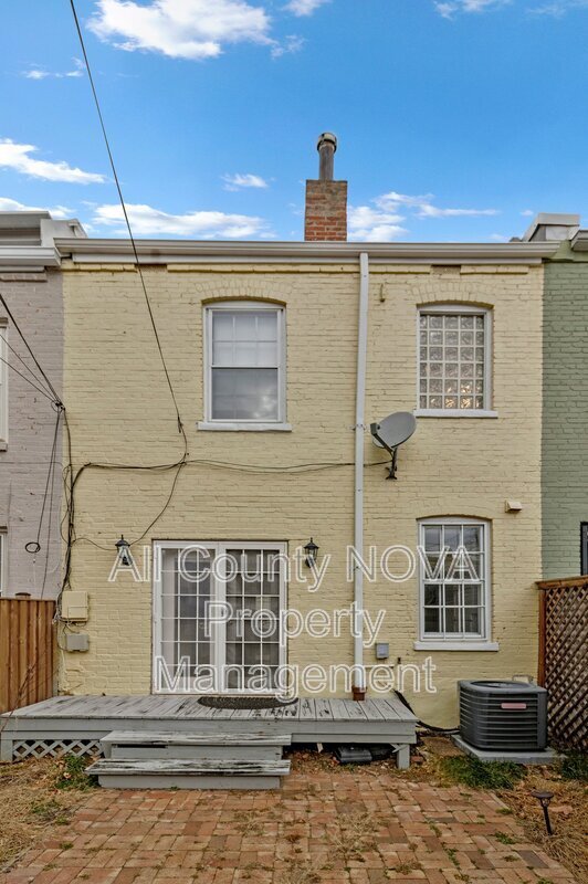 Building Photo - 123 E St SE