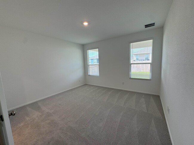 Building Photo - 305 Heritage Grvs Rd