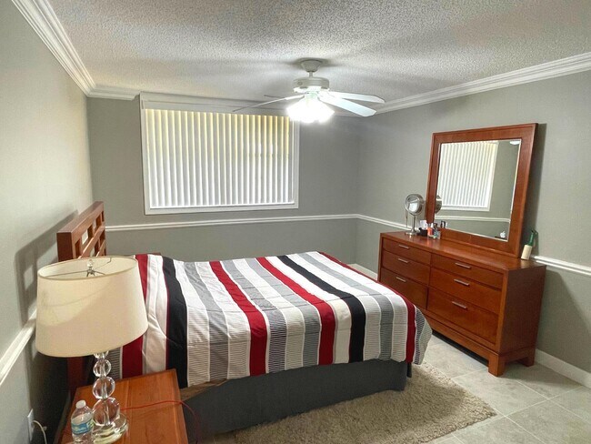 Building Photo - 2805 SW 22nd Ave