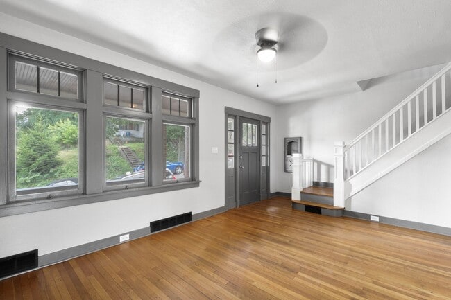 Building Photo - Stunning 3 bedroom home in Pittsburgh avai...