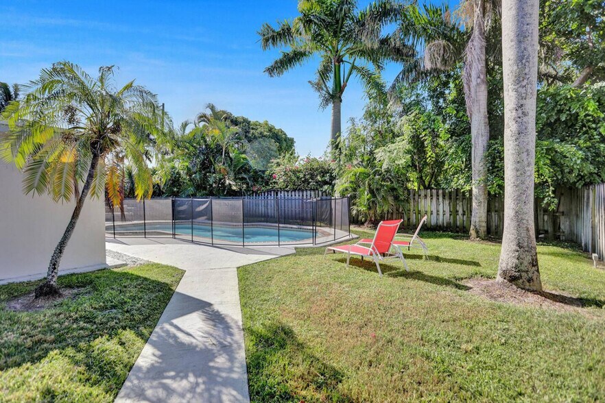 Building Photo - 2600 NE 52nd Ct