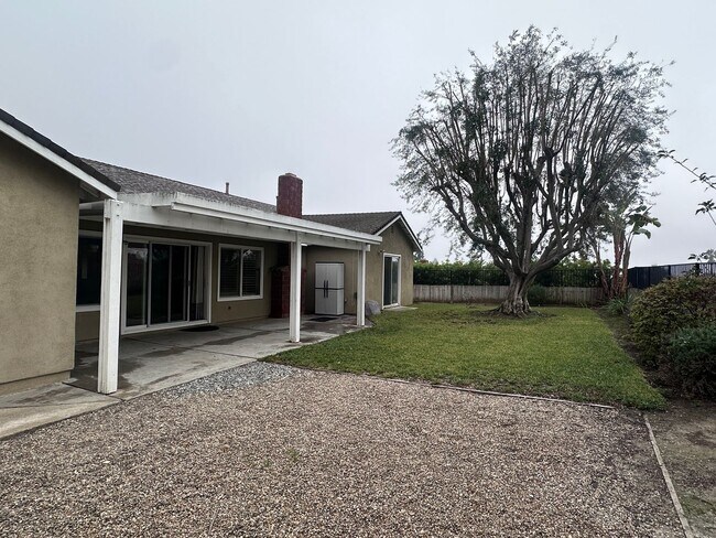 Building Photo - Stunning 3 bedroom + Den with Large Yard!