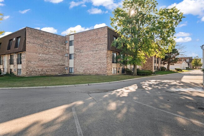 Building Photo - 201 N Waters Edge Dr