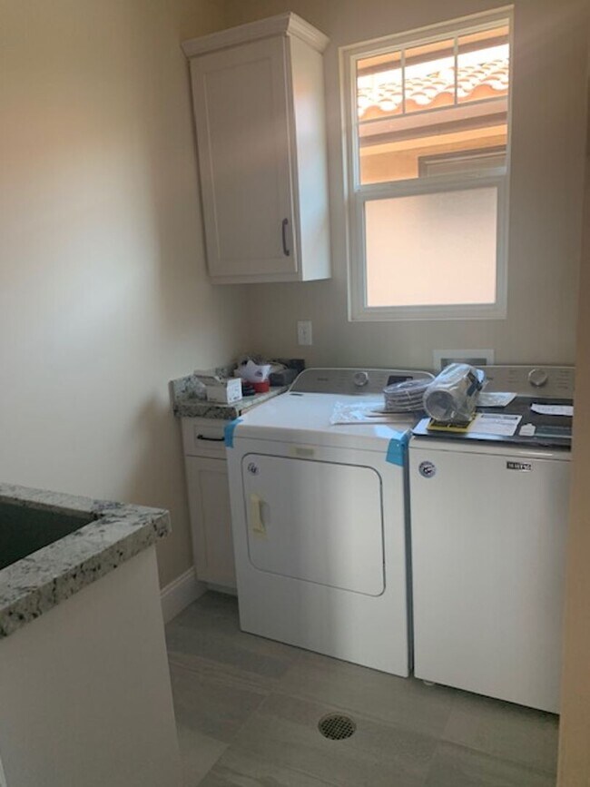 Building Photo - 183 Evergreen Ave