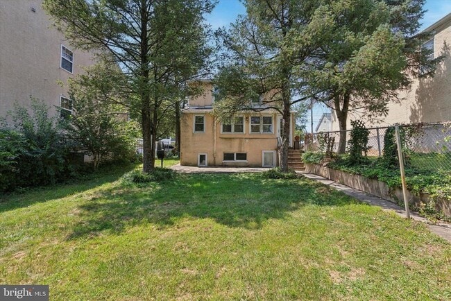Building Photo - 439 Old Elm St