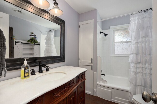 Building Photo - Charming Country Home — 4 Bed | 1 Bath | 1,500 Sq Ft