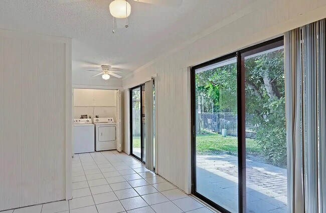 Building Photo - 9258 Green Meadows Way