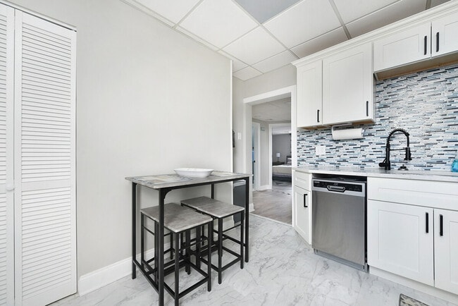 Building Photo - 444 Oneida St