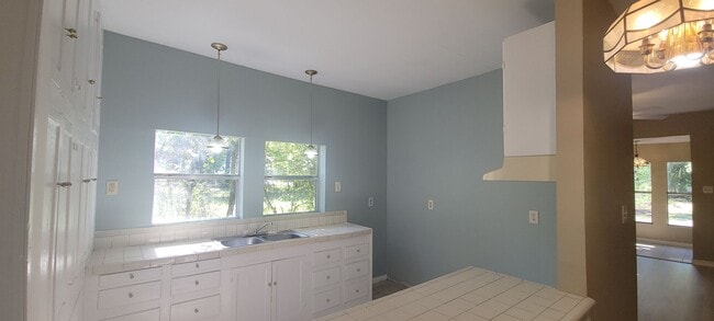 Building Photo - Gorgeous 2 bedroom/1bath with historic fea...