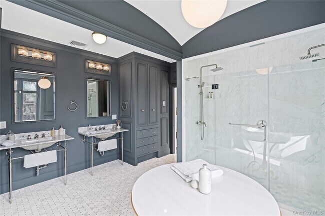 Building Photo - 393 Oyster Bay Road