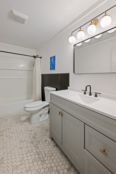 Building Photo - 2109B Sadler Ave