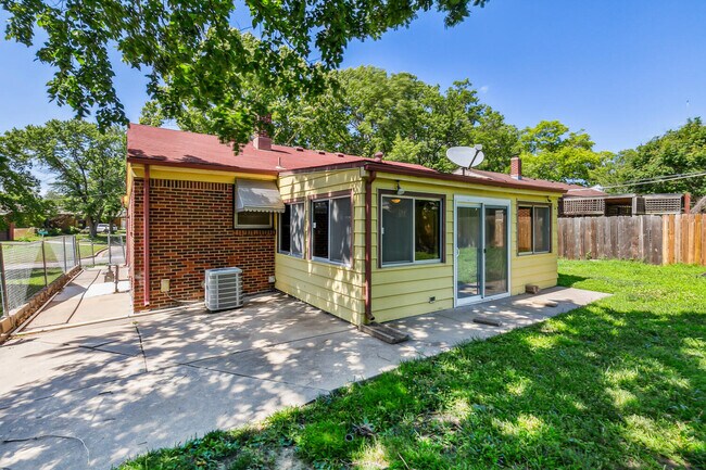 Building Photo - 3707 E Funston St