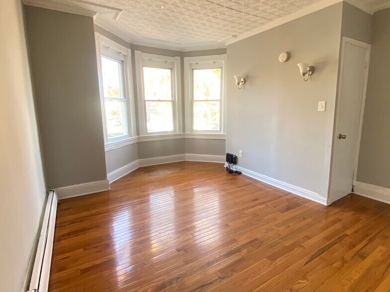 Unit 2 Living Rm - 530 Valley Rd