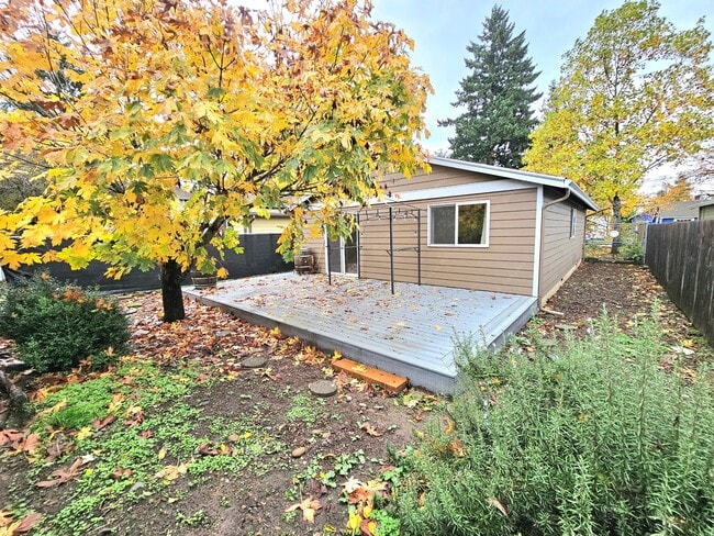 Building Photo - 7323 SE Rural St