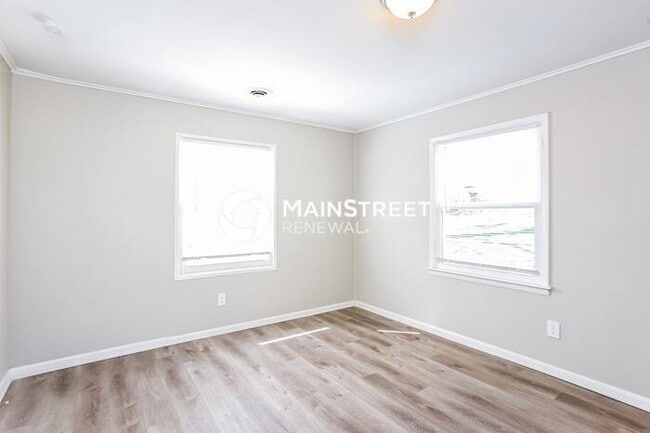 Building Photo - 4 Bedroom Pet-Friendly Home in INDEPENDENCE, MO with Main Street Renewal