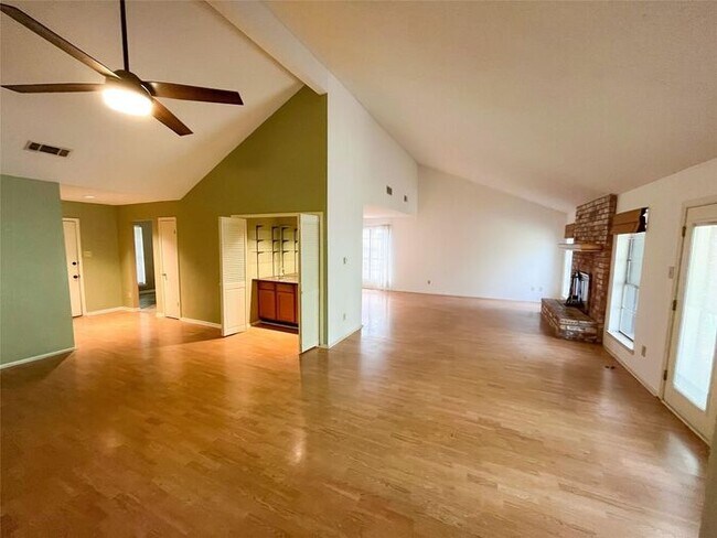 Building Photo - 3BR SFR with Island Kitchen and 2-Car Garage in Lexington Woods