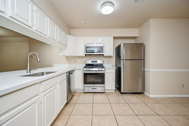 Building Photo - 72 Laughing Brook Ct