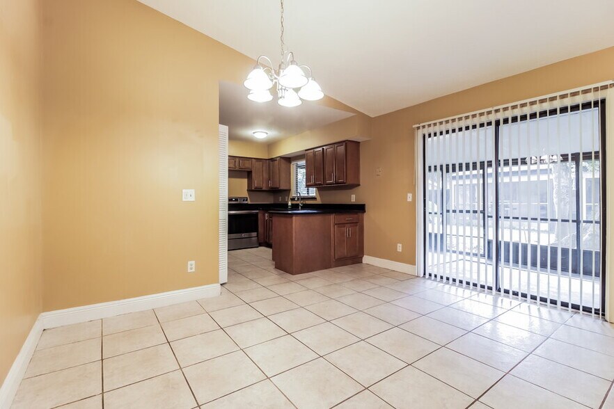 Building Photo - 647 Redwood Dr