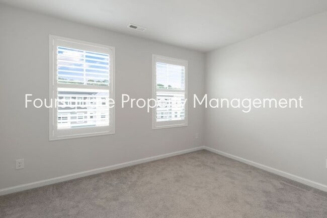 Building Photo - Stylish 3-Level Townhome with Bonus Suite, Deck & Garage – Near I-540 and Shopping