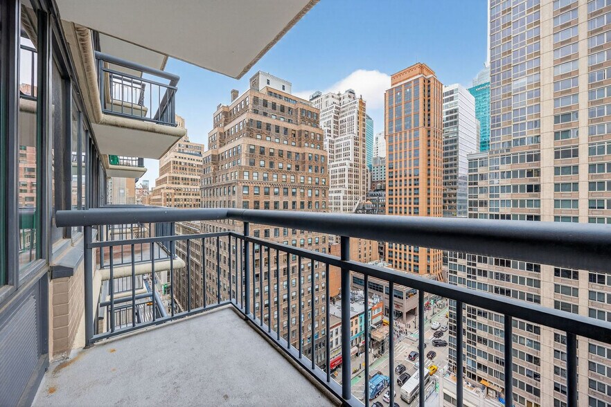 Building Photo - 68 W 37th St