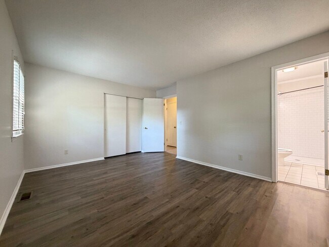 Building Photo - 121 Westview Dr