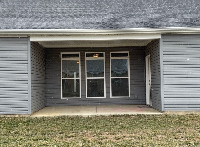 Building Photo - South Side...Newer 3 Bedroom 2 Bath House