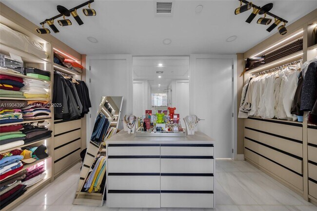 Building Photo - 700 NE 26th Terrace